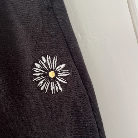 Dark grey engraved daisy, ultra high rise Hollister sweatpants - Picture 2 of 3